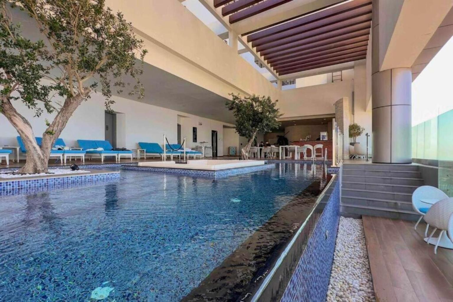5 Star Living Infinity Pool With Burj Khalifa View